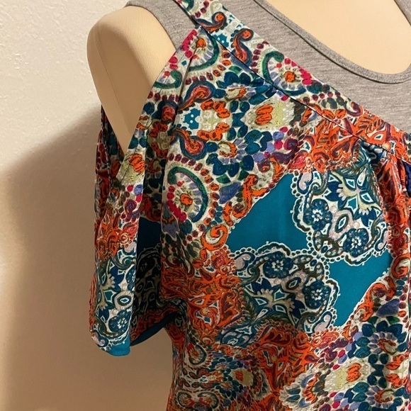 Collective Concepts Size Medium Cold Shoulder Short Sleeve Top - Picture 4 of 7